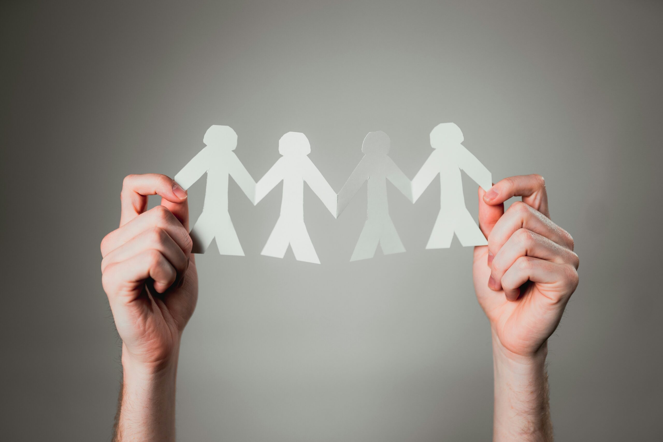andrew-moca-yAGNjU4rtss-unsplash Symbolbild für Intensivcoachings Beziehungen stärken – Papierkette von Menschen als Zeichen für Verbindung und Zusammenhalt