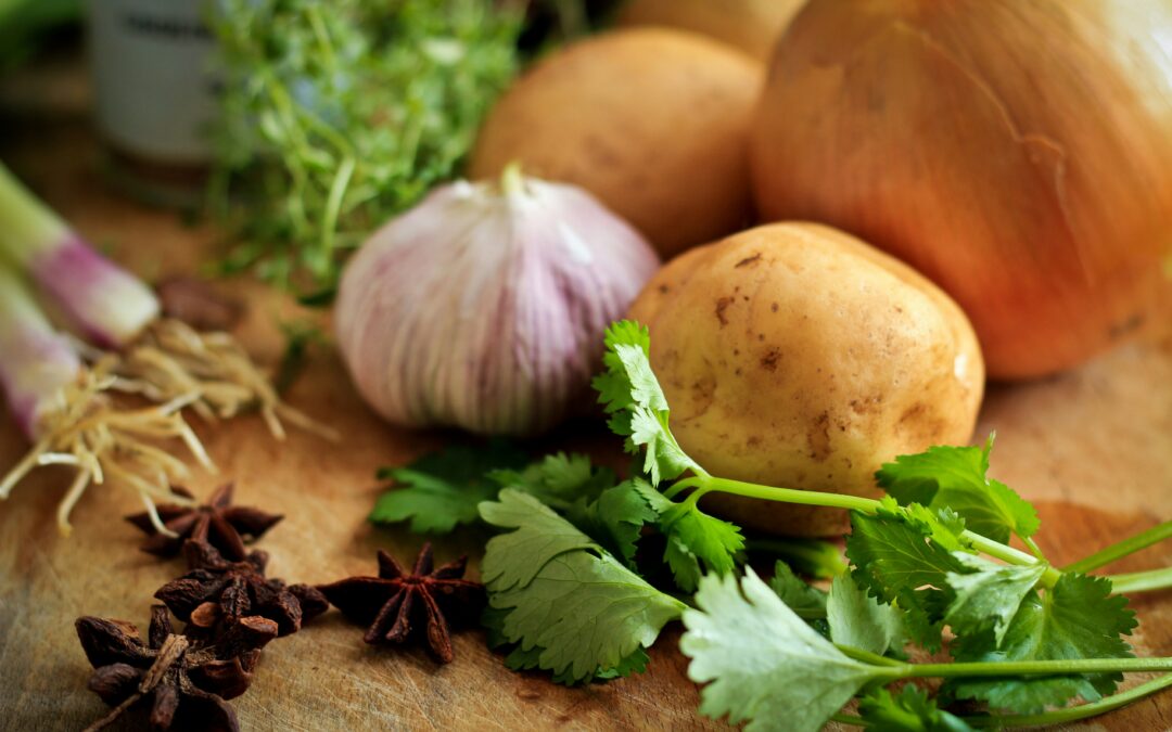 Symbolbild für funktionelle Ernährung Psyche – frische Zutaten wie Kartoffeln, Knoblauch, Kräuter und Gewürze