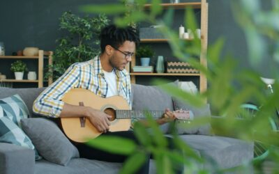 Hast du genug davon, dass der Tinnitus dein Leben bestimmt? Hier sind drei erste Schritte, wie du in deinem Leben wieder die Regie übernehmen kannst