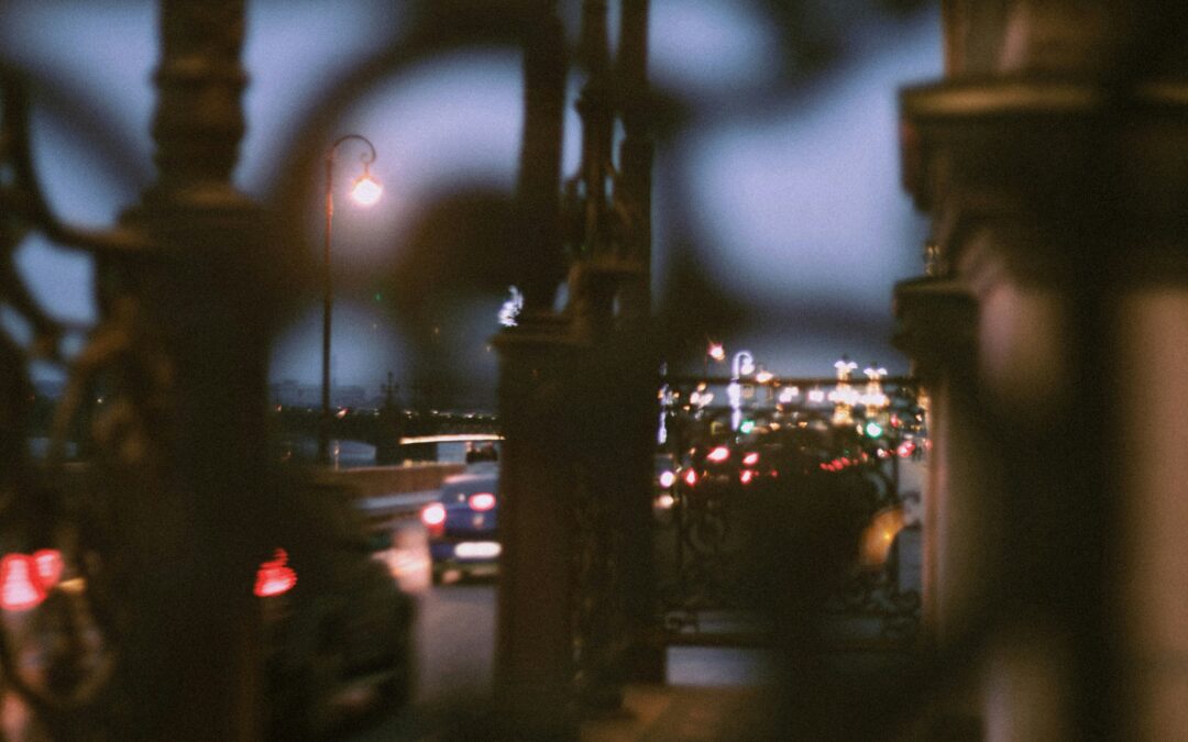 Unscharfe Stadtansicht mit einem klaren Lichtpunkt als Symbol für Fokuswechsel beim Tinnitus ausblenden